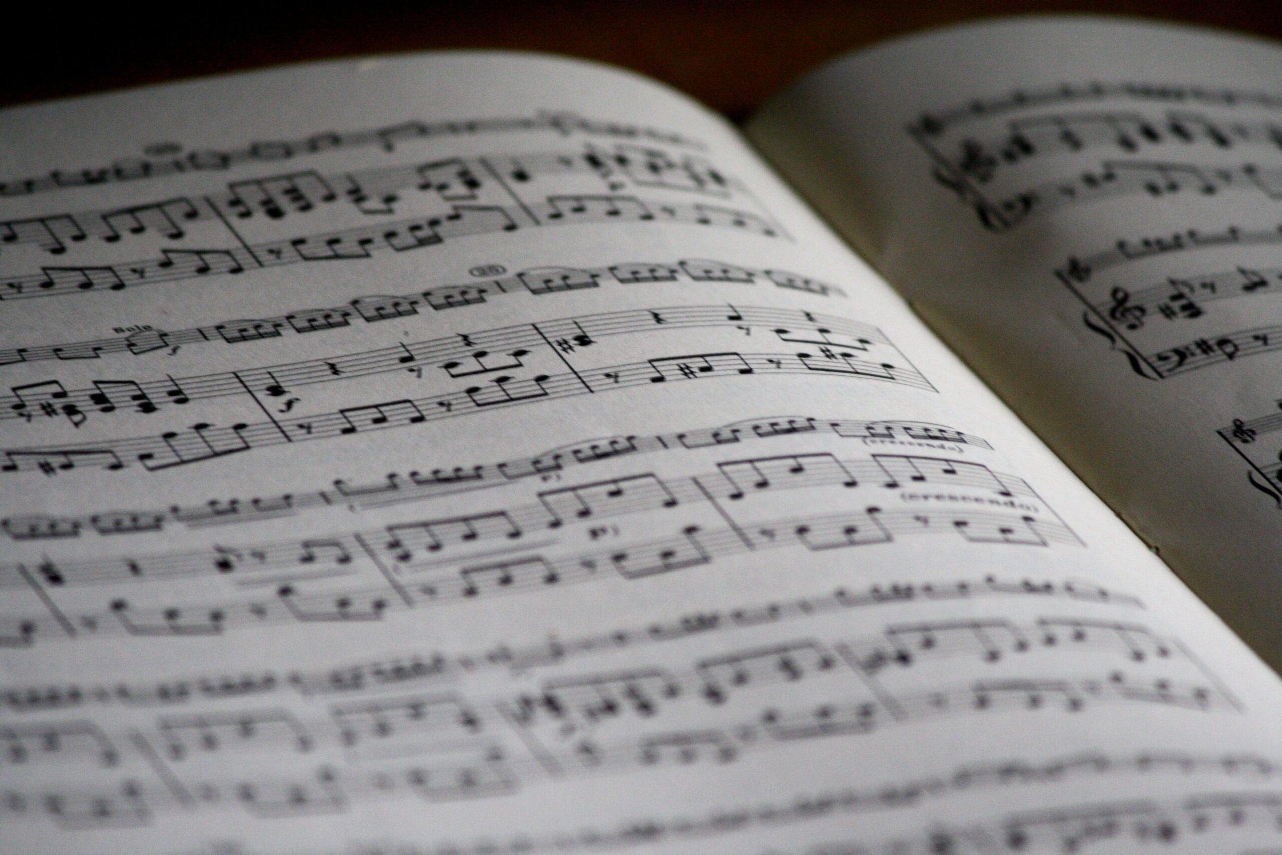 Jak muzyka wpływa na nasze emocje i wywołuje różne reakcje?